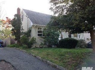 29 Oak Crest Dr, Huntington Station, NY 11746