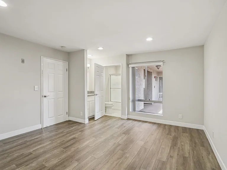 626 E Verdugo Ave #L — Photo 8
