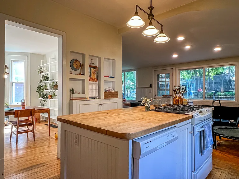 118 E Park St — Photo 3