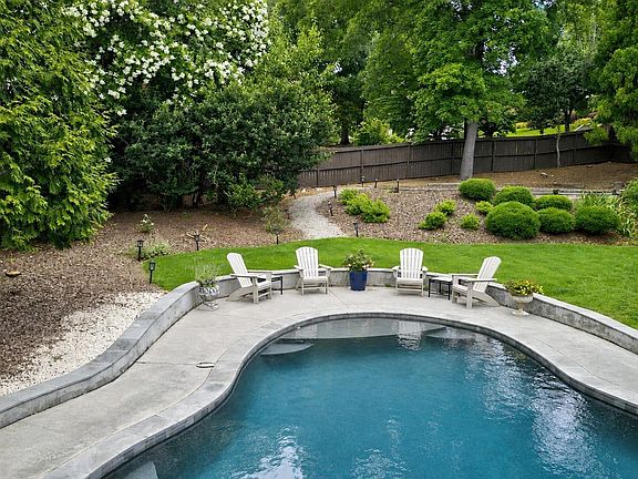 4th image of 732 Heritage Park Ln