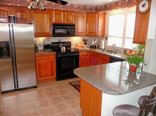 Custom Eat-in Kitchen w/stainless appliances, quartz counters, cherry cabinets