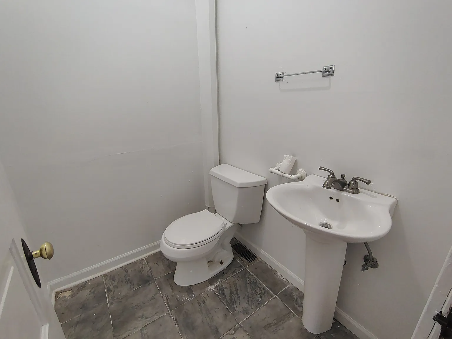 4 bed, 2300 sqft, $1,800 — Photo 4