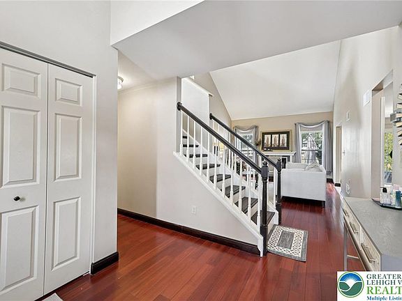 3rd image of 6059 Timberknoll Dr