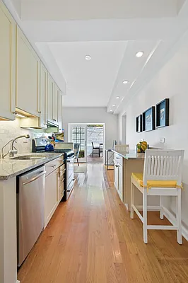 Sold by Poljan Properties Inc. | media 25