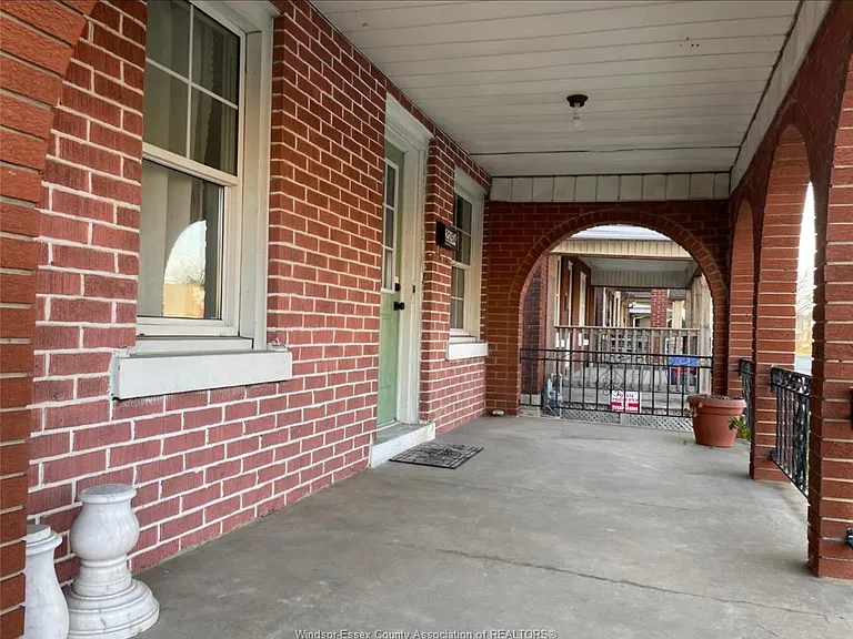 2264 Howard Ave — Photo 2