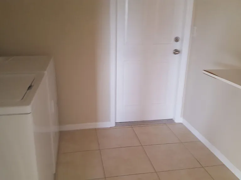 1405 NE 5th Pl — Photo 9