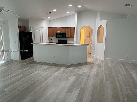 4th image of 1022 NE 6th Pl
