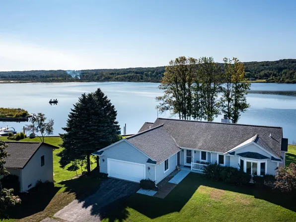 3027 Grebe Ct, Arcadia, MI 49613