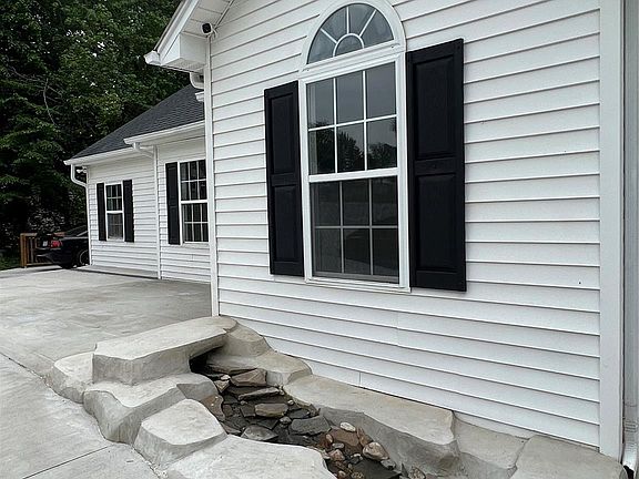 2nd image of 203 Split Oak Trl