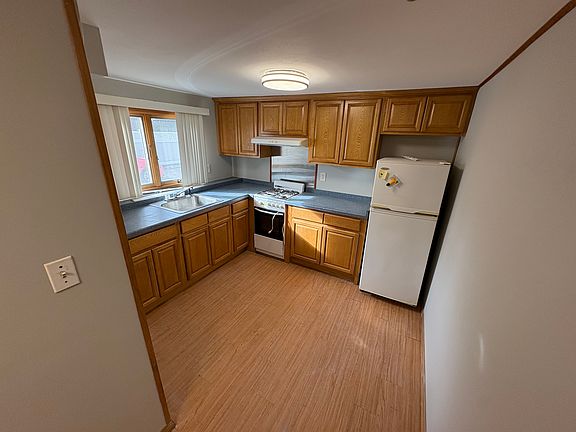 4th image of 170 Woodland Ave #1