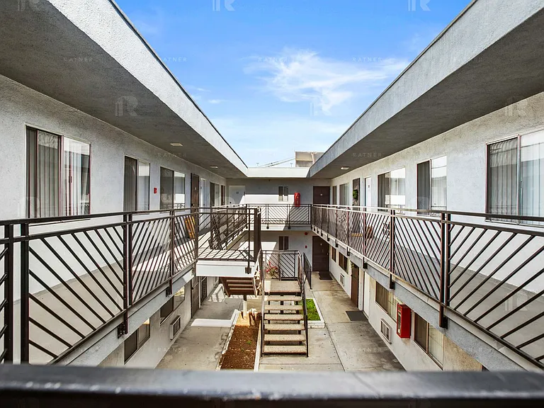 (AR/GA/YO:B) 7259 Willoughby Avenue — Photo 14