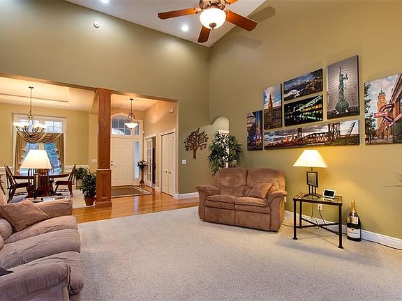 4th image of 8210 Rainbow Dr