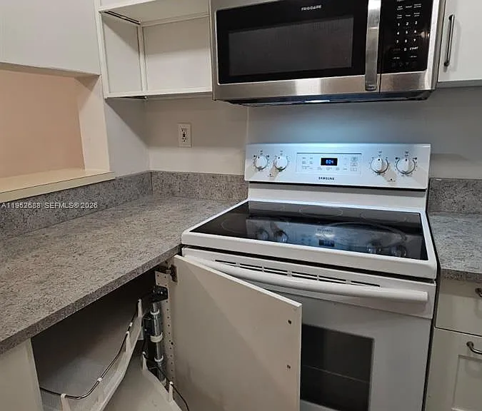 5720 SW 5th St — Photo 13