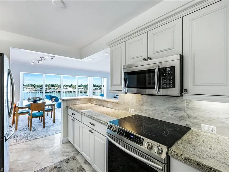 2750 Gulf Shore Blvd N #402 — Photo 8