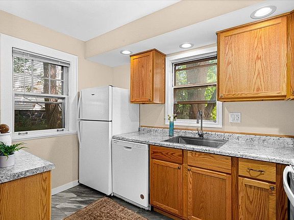 3rd image of 30 W Arrowhead Rd