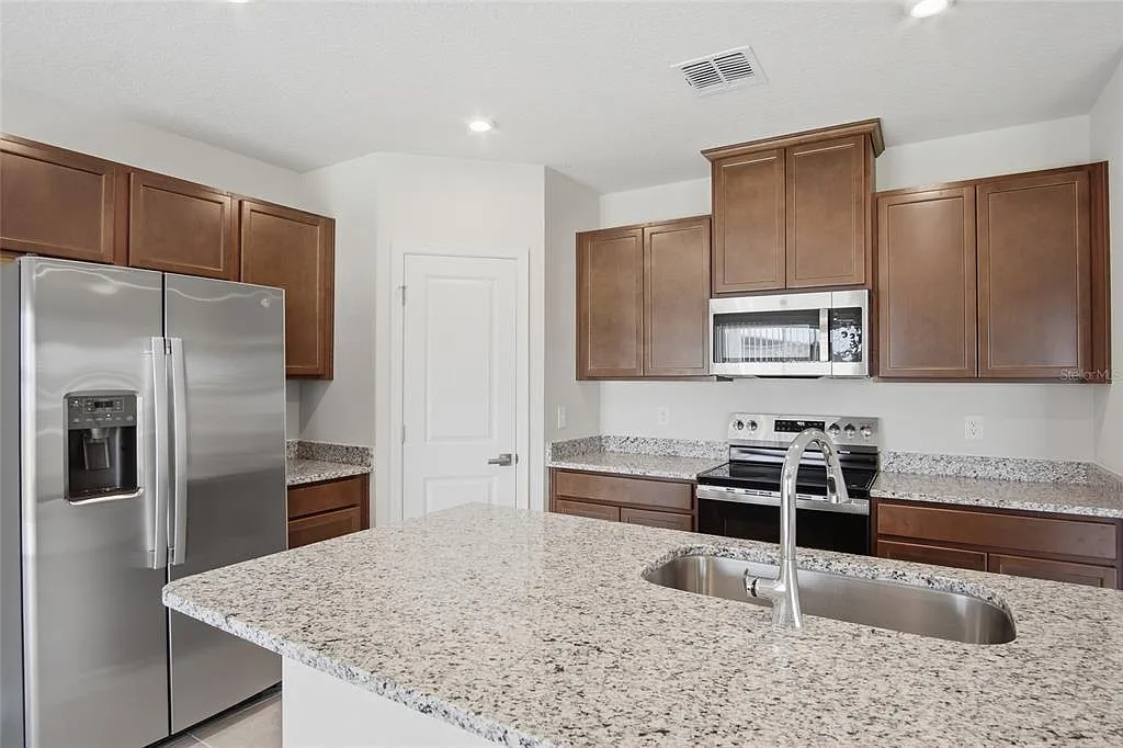 4 bed, 2.0 bath, 1722 sqft, $2,200 — Photo 3