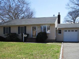 326 Paumanake Ave, West Islip, NY 11795