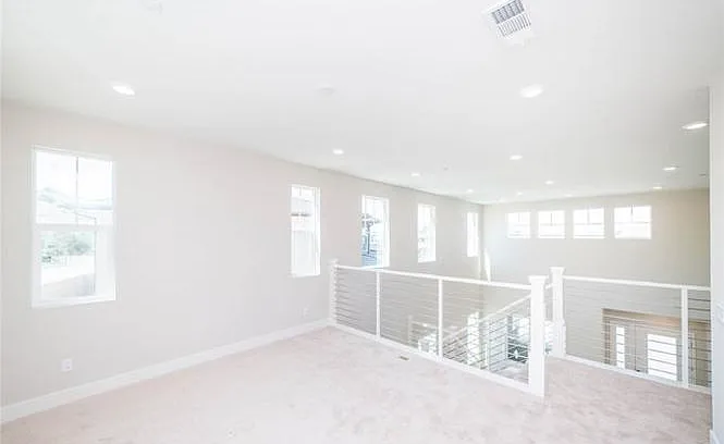63 Harlow — Photo 15