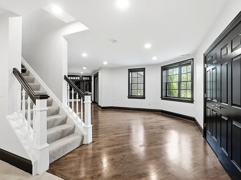 678 Canterbury Dr — Photo 32