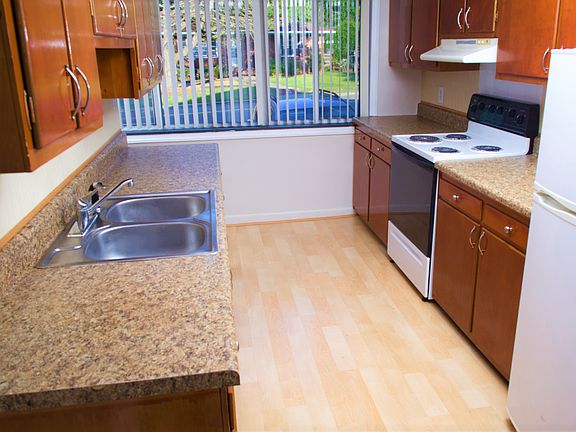 3rd image of 206 S Elm St #C