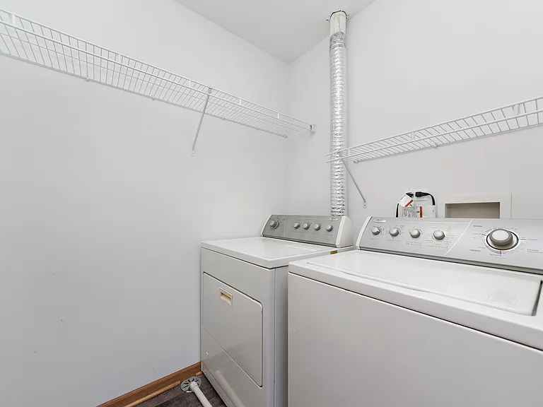 690 Lincoln Station Dr — Photo 17