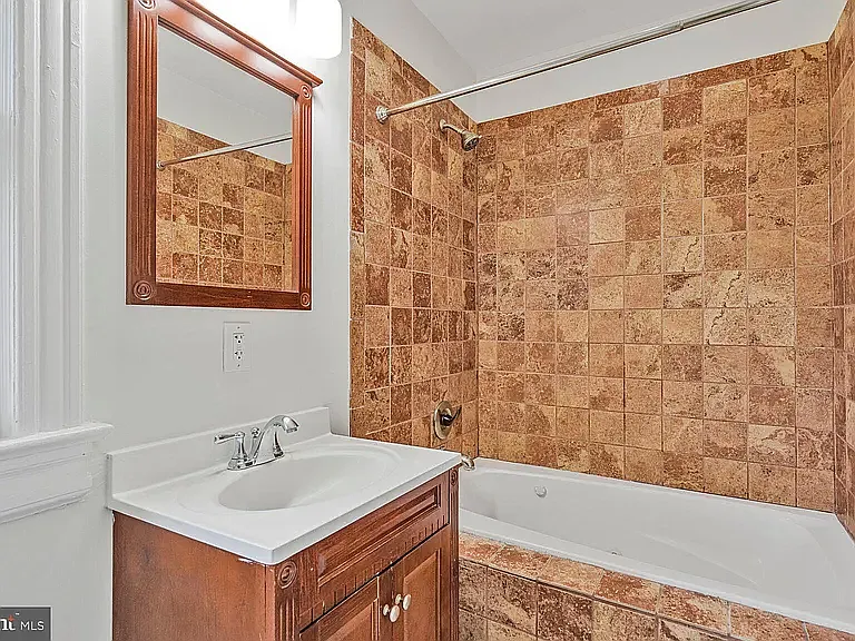 Upstairs bathroom with jacuzzi tub