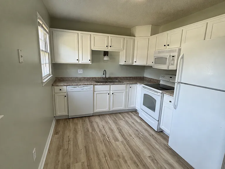 4912 Seabrook Ct — Photo 3