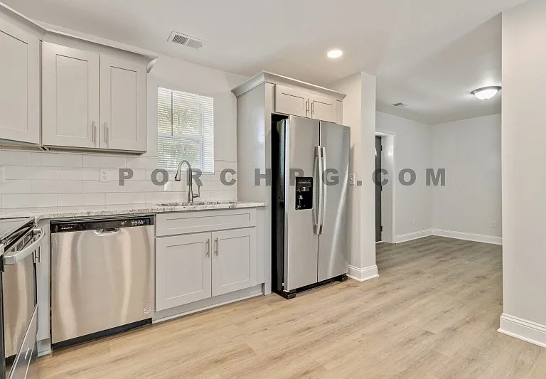 49 E 16th St SW #B — Photo 3