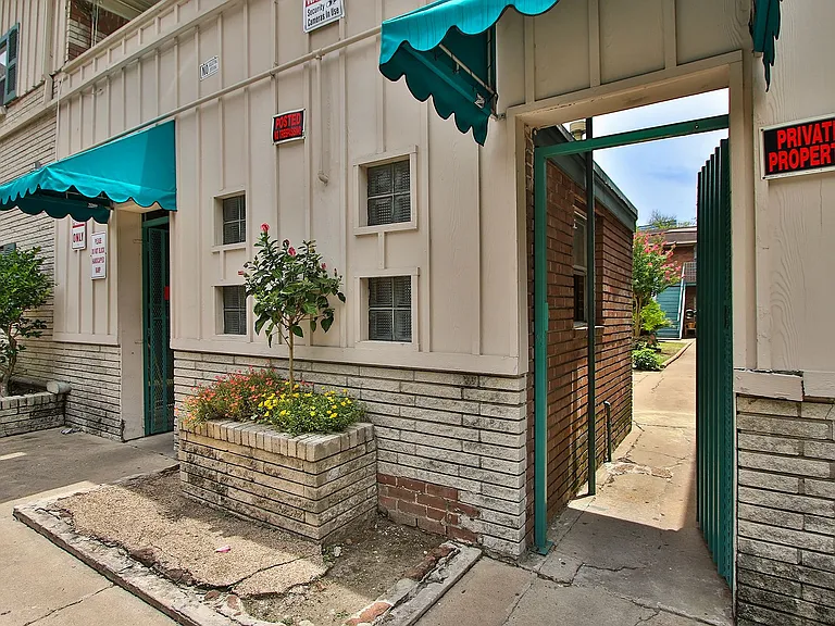 1419 Hyde Park — Photo 5