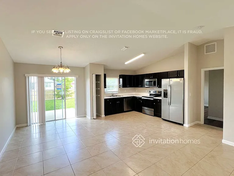 426 NW Airoso Blvd — Photo 4