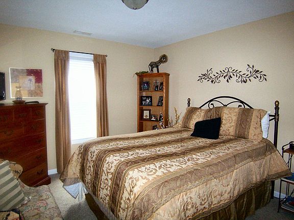 4th image of 221 Oak Apple Ln