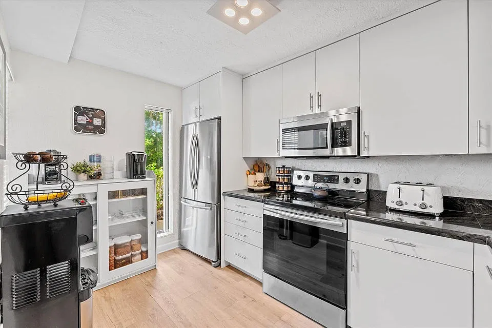 21 Royal Palm Way — Photo 4