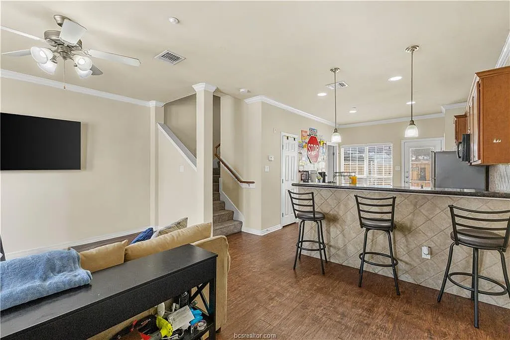 4 bed, 4.5 bath, 1857 sqft, $2,200 — Photo 3