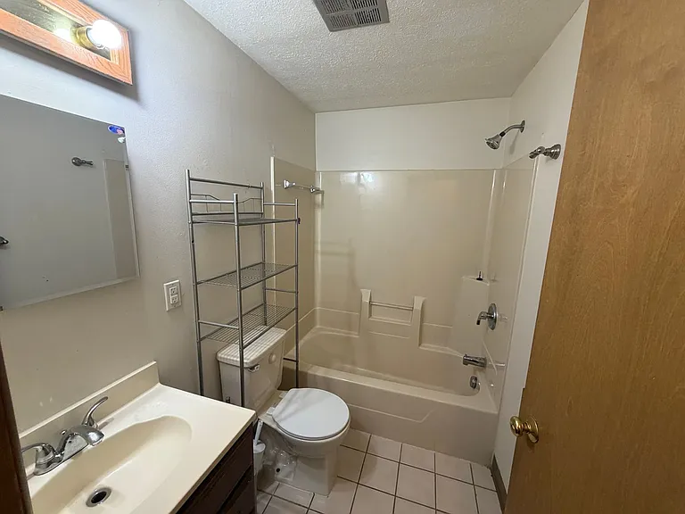 Regis Apartments — Photo 20