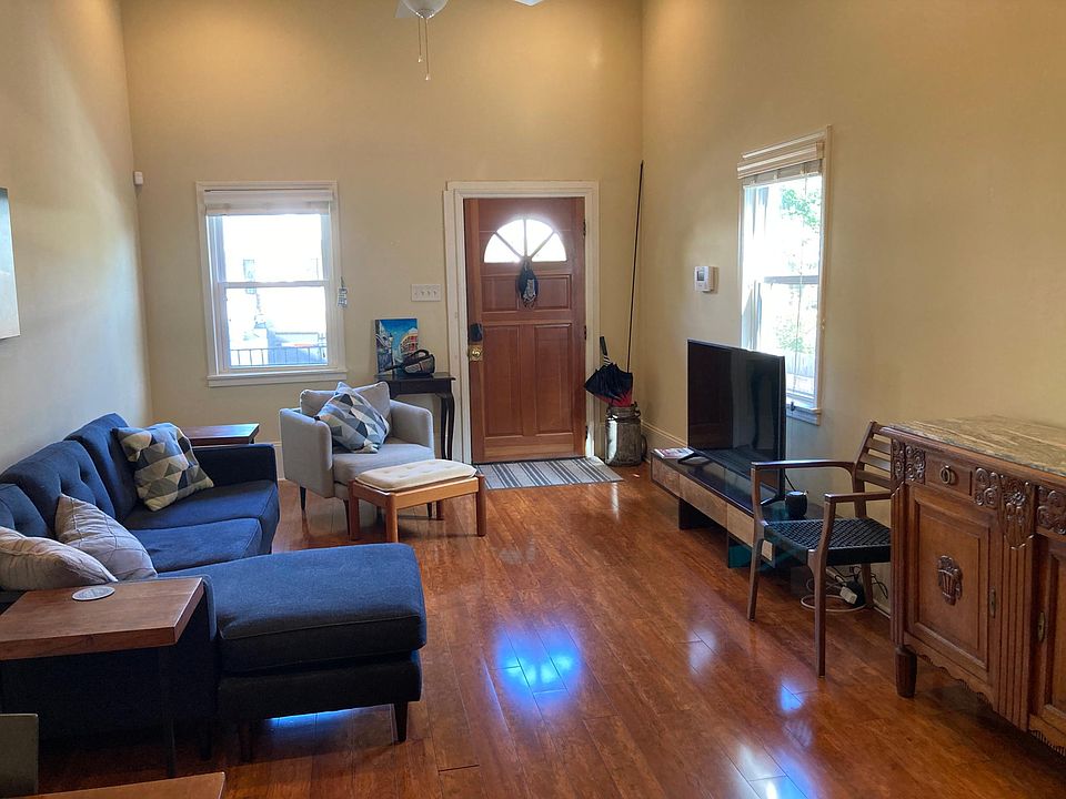 The living room comfortably seats 5.