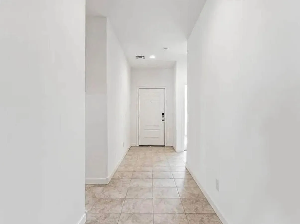 4 bed, 2051 sqft, $2,370 — Photo 3