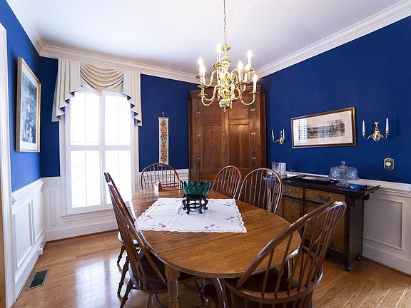 4th image of 220 White Birch Cir