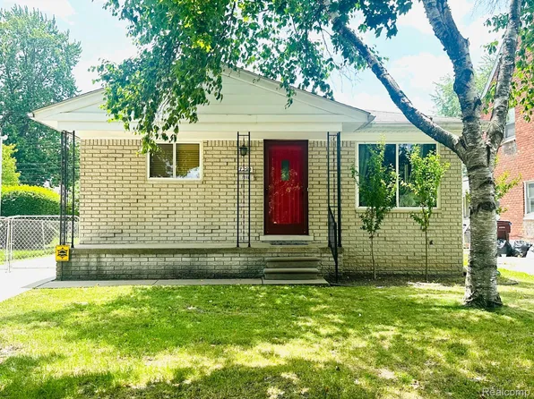 7290 Wiegand Blvd, Center Line, MI 48015