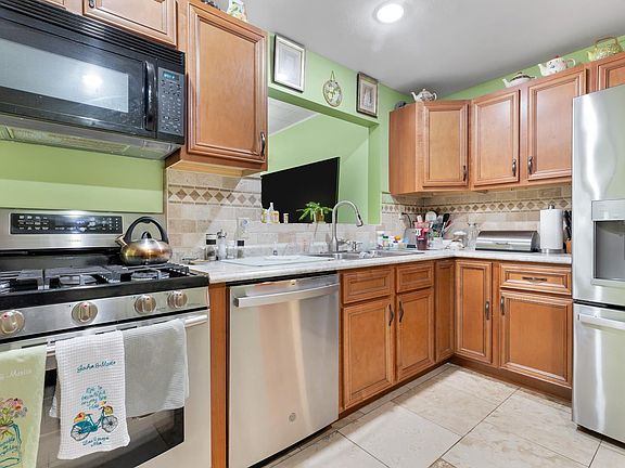 4th image of 9419 Romaine Ave