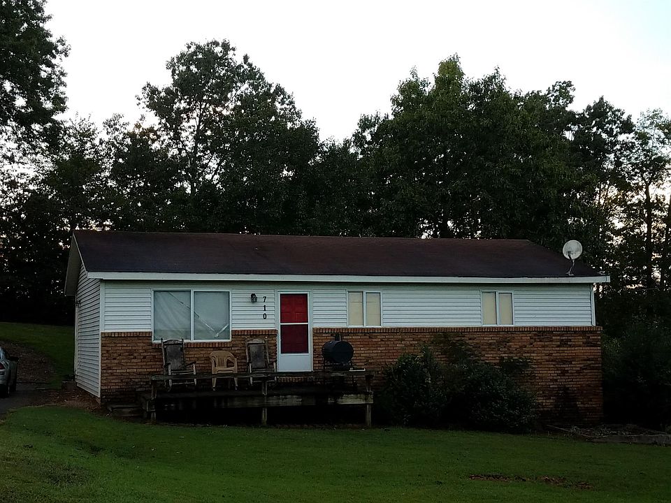 1st image of 710 Salem Cres