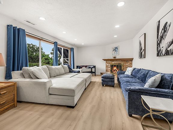 4th image of 325 NW Orchard Dr