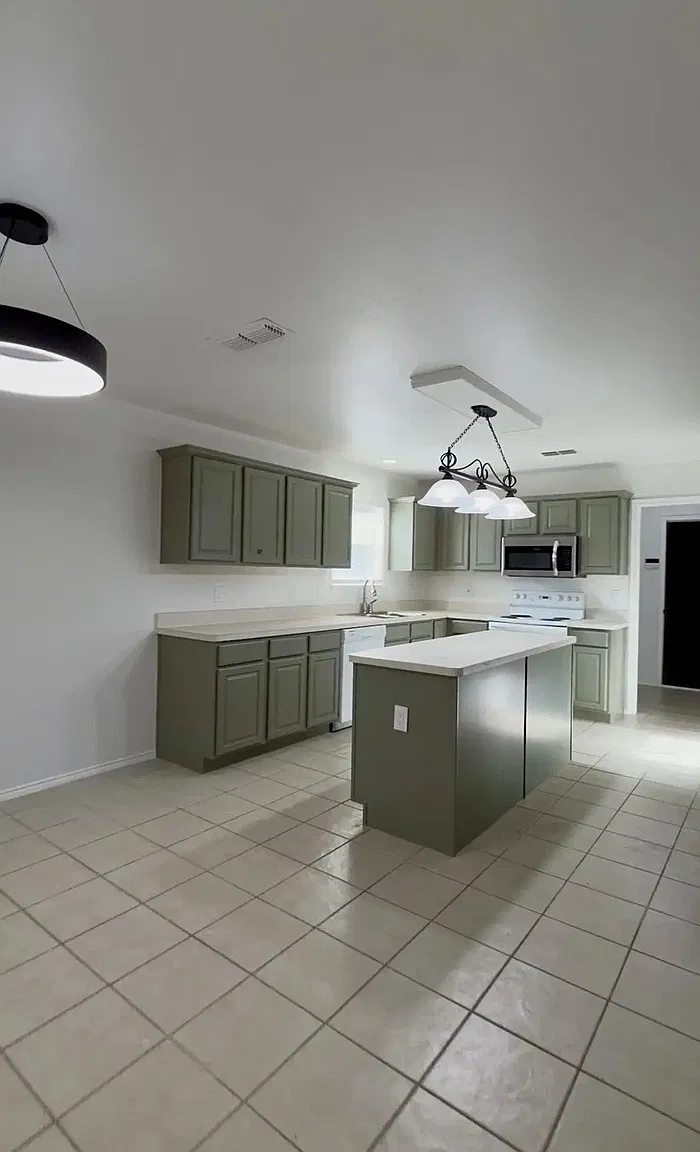 3 bed, 2.0 bath, 1626 sqft, $2,350 — Photo 3