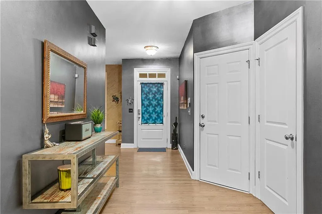 5 bed, 4.5 bath, 2324 sqft, $4,500 — Photo 3