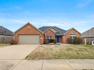611 N Fox Meadows Ln, Fayetteville, AR 72704