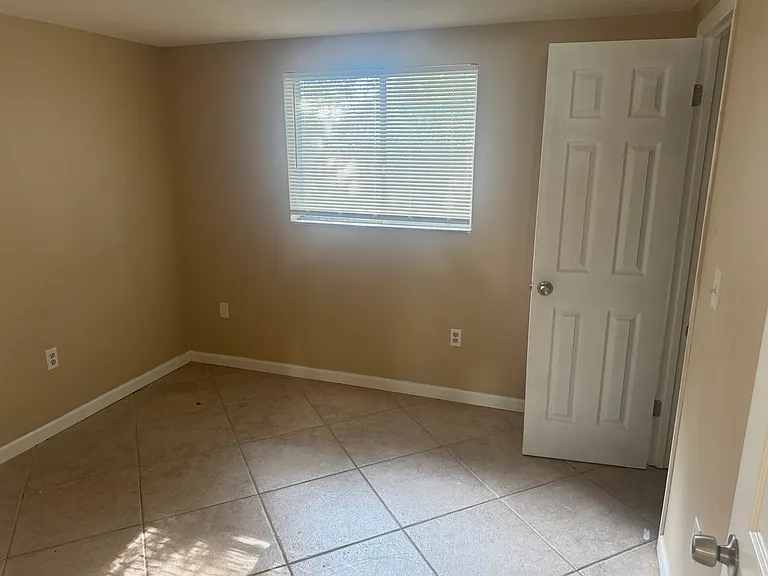 3923 Rockefeller Ave — Photo 7