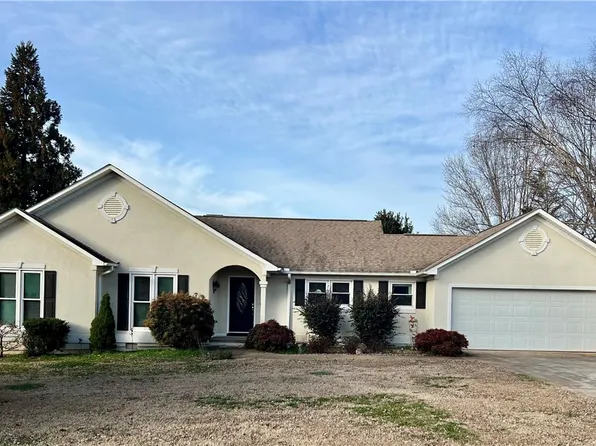 1320 Falcons Dr, Walhalla, SC 29691