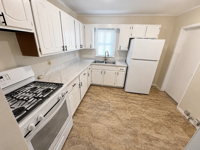 2410 W Douglas Ave — Photo 6