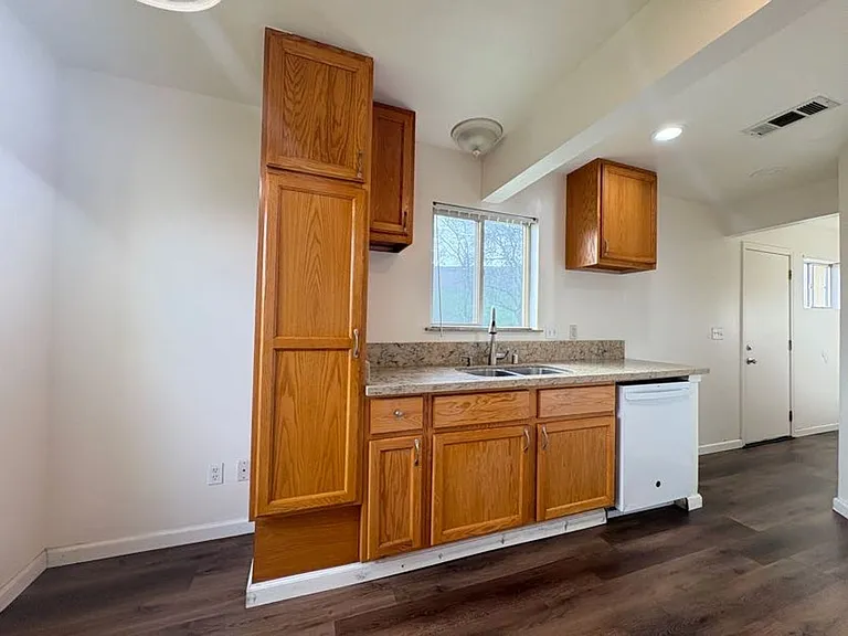 1003 Victoria Ave — Photo 5