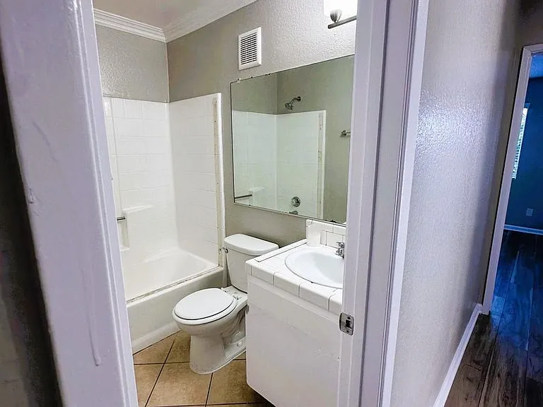 1726 Daly-Jardin Apartments — Photo 16