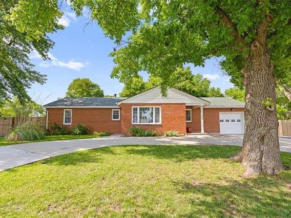 900 Thornton St, Leavenworth, KS 66048
